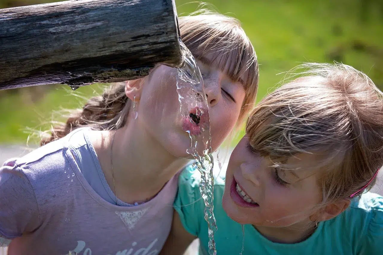 Enfants qui boivent de l'eau